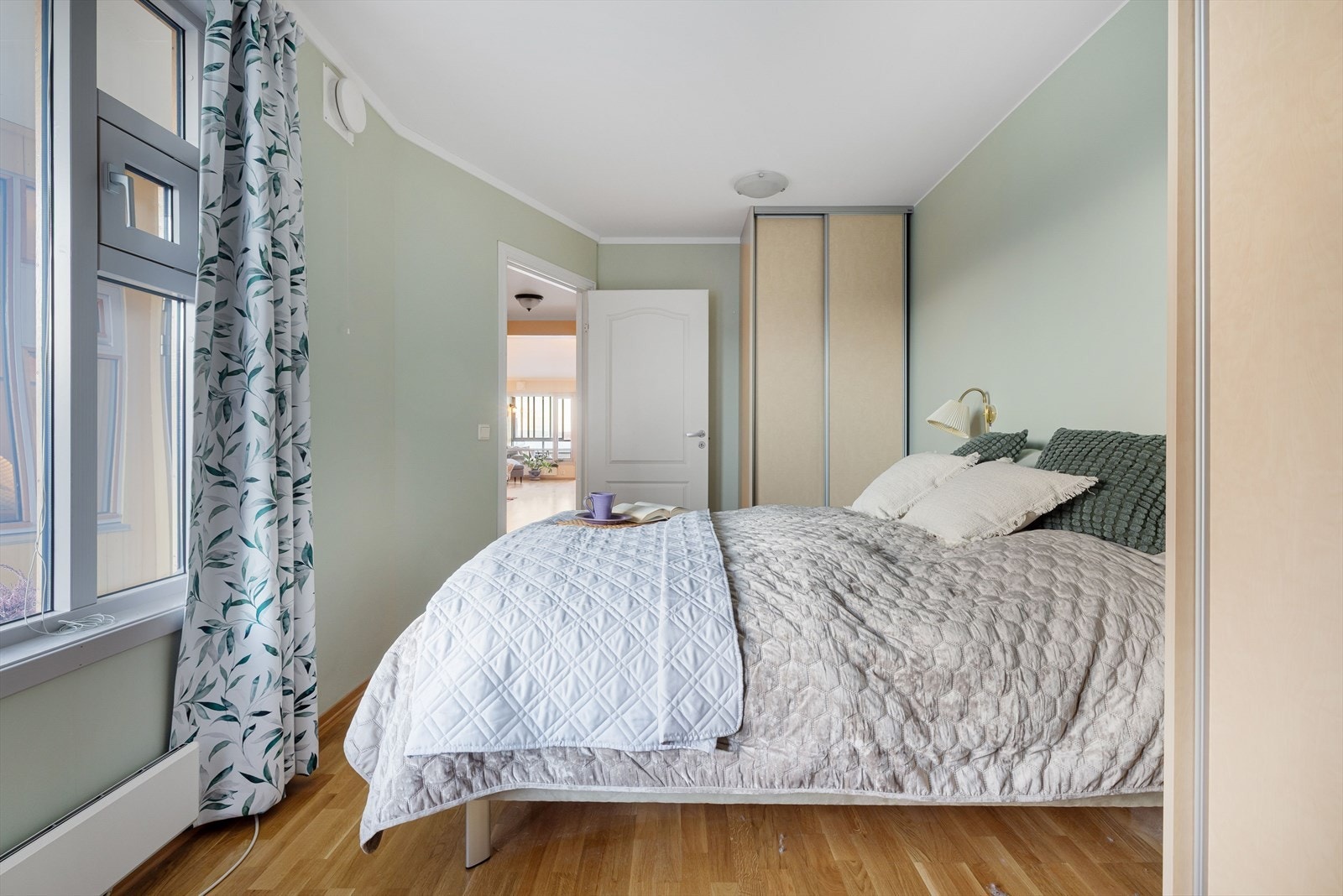 På soverommet er det naturlig plass til dobbeltseng med tilhørende nattbord, samt god oppbevaringsplass i to plassbygde skyvedørsgarderober. Galleribilde