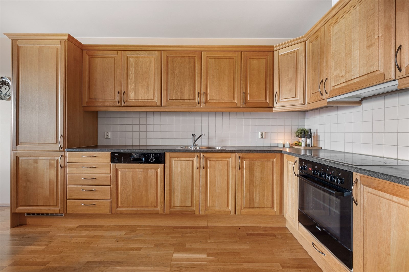 Kjøkkenet er fullt utstyrt med integrerte hvitevarer som medfølger i handelen. Medfølgende integrerte hvitevarer som nedfelt platetopp, avtrekksvifte, stekeovn, oppvaskmaskin og kjøleskap med frysedel. Galleribilde