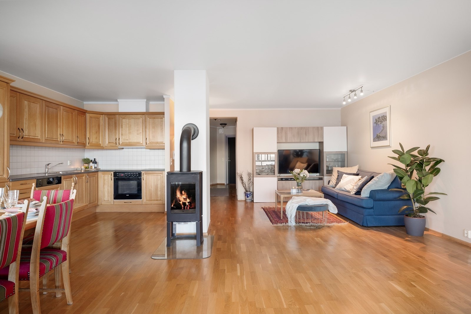 Stuen er romslig med god plass til sofagruppe med salongbord, tv-benk, spisebord og annet ønskelig møblement. Galleribilde