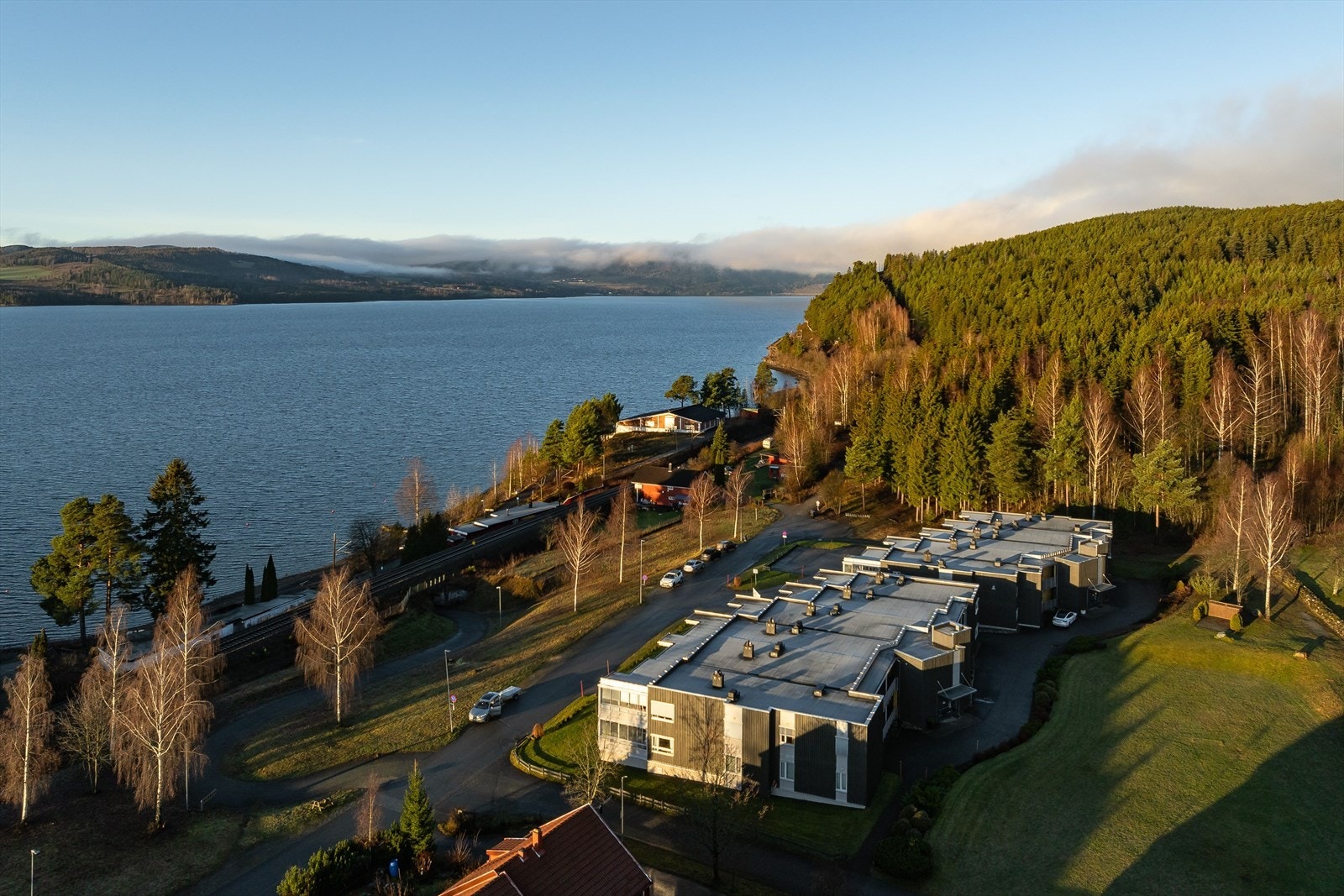 For deg som er glad i tur og friluftsliv har du både Furuberget og Mjøsa like ved leiligheten. Ved Mjøsa er det både flotte bademuligheter samt flere kilometer med turstier. Galleribilde