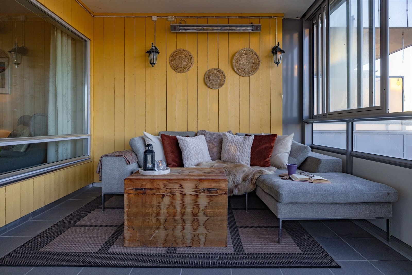 Balkongen har flislagt gulv, store skyvevinduer med glassfelt og god plass til sittegruppe etter eget ønske. Det er også montert varmelampe, utebelysning og stikkontakt. Galleribilde