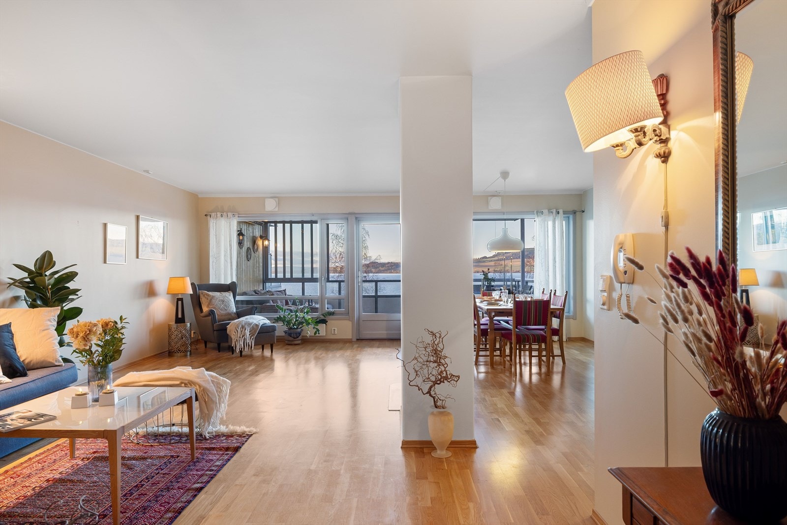 En stor, lys og attraktiv 3-roms leilighet i et moderne bygg fra 2006. Galleribilde