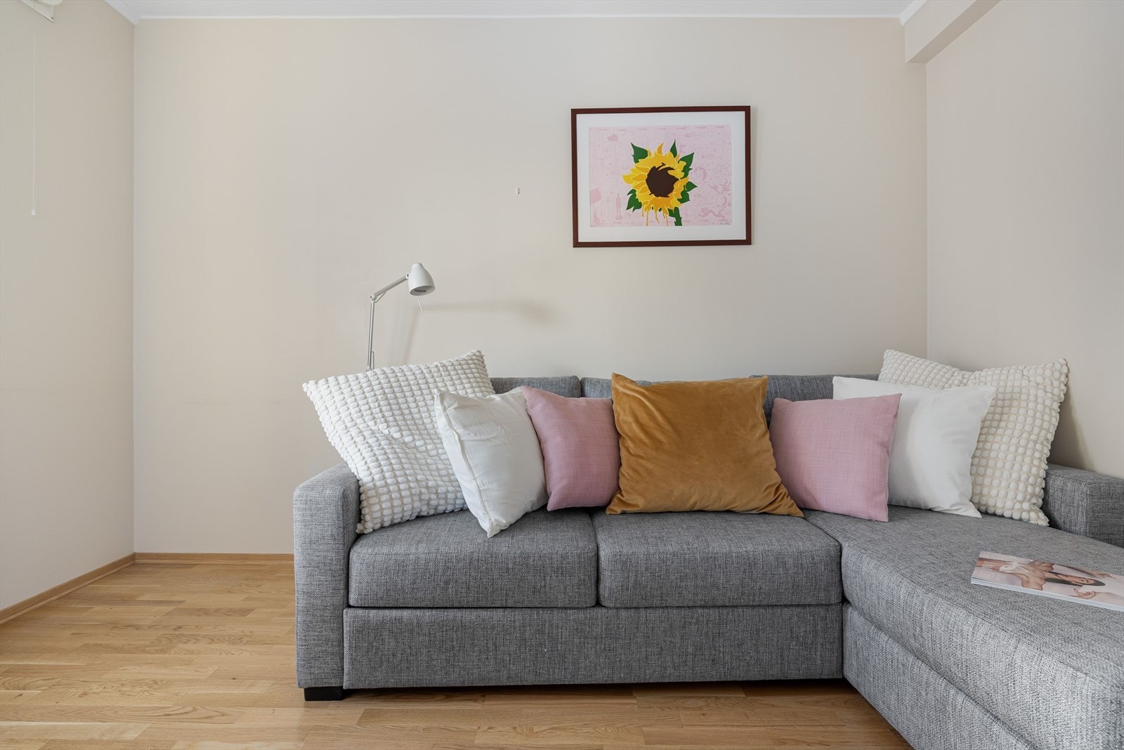 Det andre soverommet er et lyst og fint soverom som passer perfekt som barnerom, gjesterom eller kontor. Galleribilde