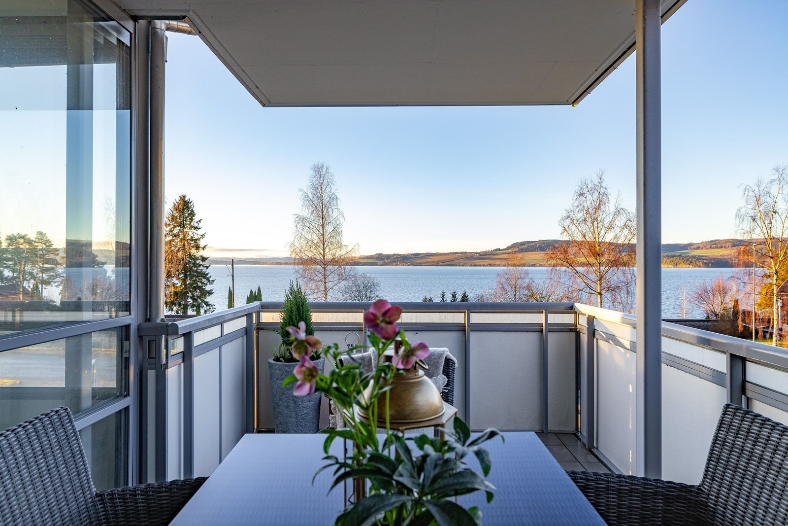 Uteplassen vender mot sydvest som sørger for gode solforhold til sent på kveld. Galleribilde