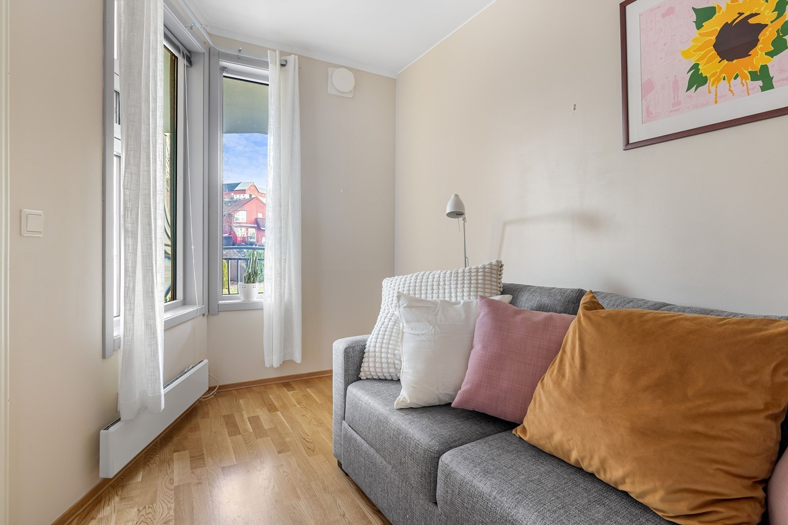 Også dette soverommet har store vindusflater som vender ut mot svalgang og rolige fellesarealer. Galleribilde