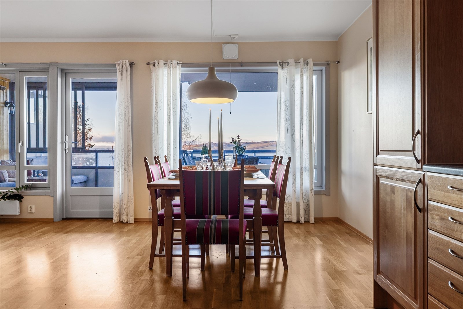 Stuen har store vinduer mot sydvest som sørger for rikelig med naturlig lys, samtidig som det ikke er noe innsyn. Galleribilde