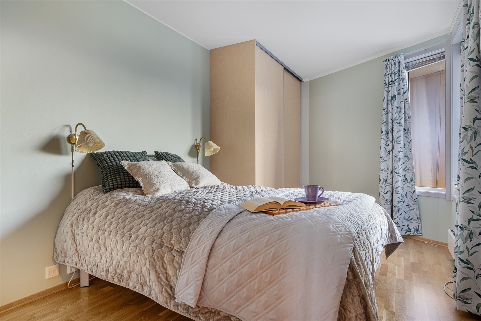 Leiligheten har et lyst og innbydende hovedsoverom. God standard med parkett på gulv og glatte overflater malt i en fin lys farge. Galleribilde