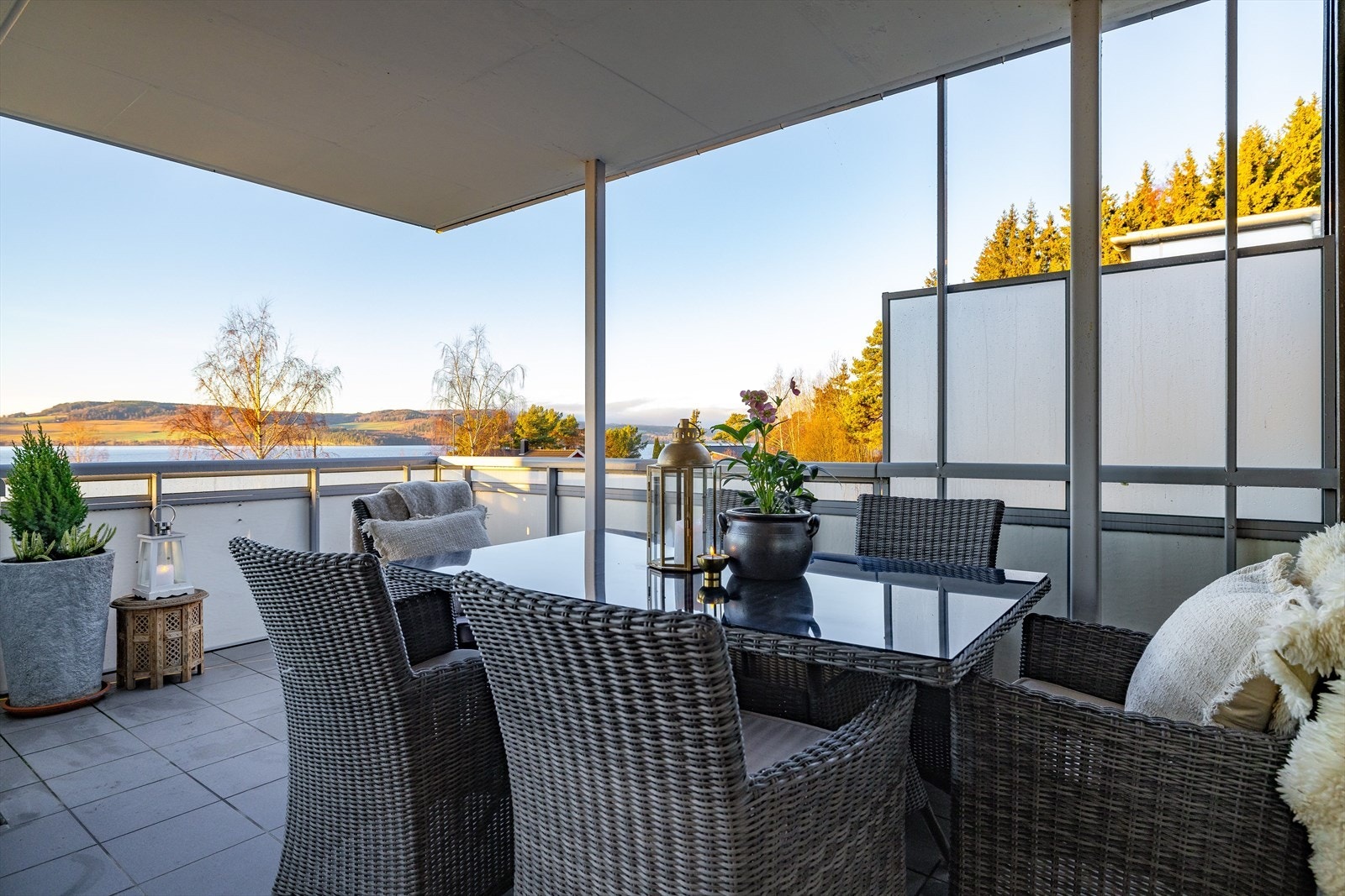 Videre er det adkomst til en stor og solrik åpen balkong på ca. 13m². Balkongen er overbygget, har flislagt gulv og plass til en stor sittegruppe. Galleribilde