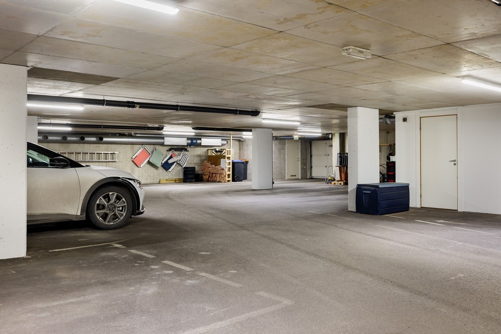 Leiligheten disponerer i tillegg en parkeringsplass og bod i parkeringskjeller. Det er enkel adkomst fra kjelleren med heis - praktisk og lettvint i hverdagen. Galleribilde