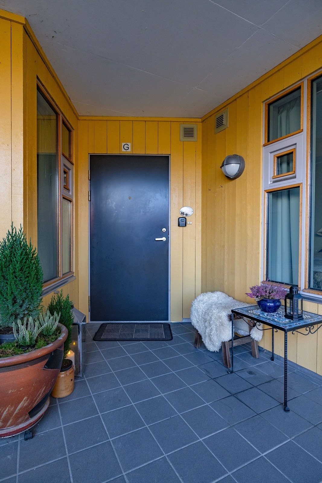 Hyggelig inngangsparti via felles overbygget svalgang med flislagt dekke. Galleribilde