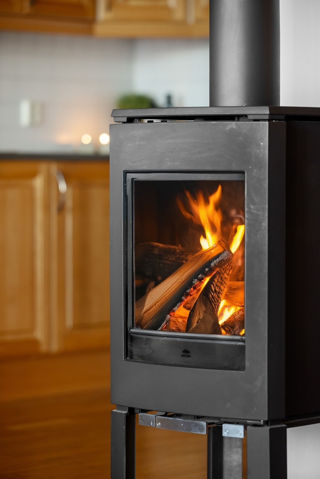 Som et fint midtpunkt i stuen er det en koselig vedovn som både gir god varme og bidrar til ekstra hygge. Galleribilde