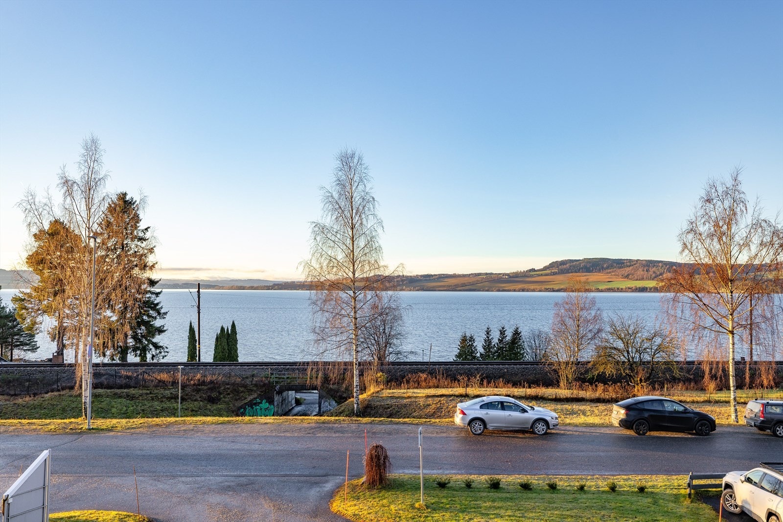 Beliggenheten rett ved Mjøsa gir en fantastisk flott utsikt over innsjøen med vakker naturlandskap i bakkant. Galleribilde