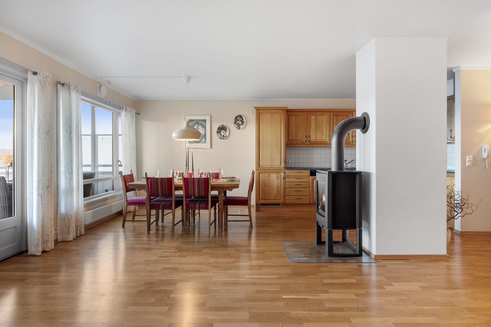 Leiligheten ligger i byggets 2. etasje, og har en god planløsning med et stort og sosialt oppholdsrom, 2 soverom, baderom og innvendig bod for praktisk oppbevaring Galleribilde