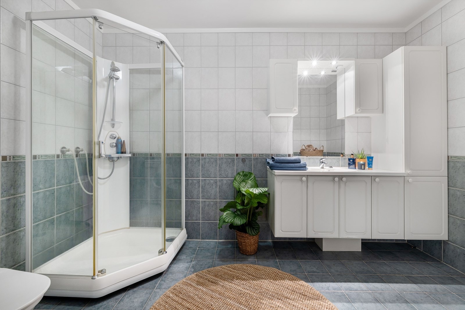 Leiligheten har et lyst flislagt baderom fra byggeåret 2006. Baderommet har fliser på gulv og vegger, deilig gulvvarme og mekanisk avtrekk. Galleribilde