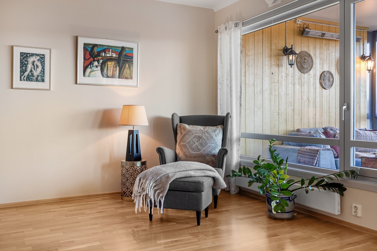 Stuen har god standard med parkett på gulv, glatte overflater malt i en fin varm farge og skjult elektrisk anlegg. Galleribilde