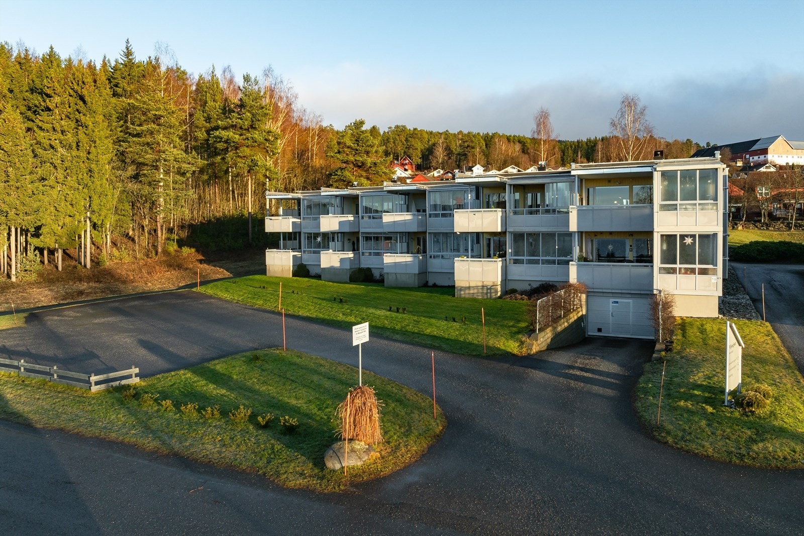 Felles eiertomt for borettslaget på ca. 4 753,8m². Fellesarealer er ryddig og pent opparbeidet med gressplen, diverse beplantning og asfalterte internveger og parkeringsarealer. Galleribilde