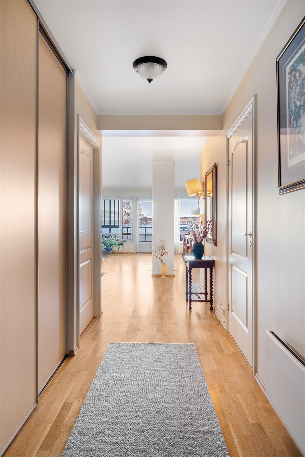 I entréen har du god plass til sko og yttertøy i stor plassbygget skyvedørsgarderobe. Det er også adkomst til en innvendig bod for praktisk oppbevaring. Galleribilde