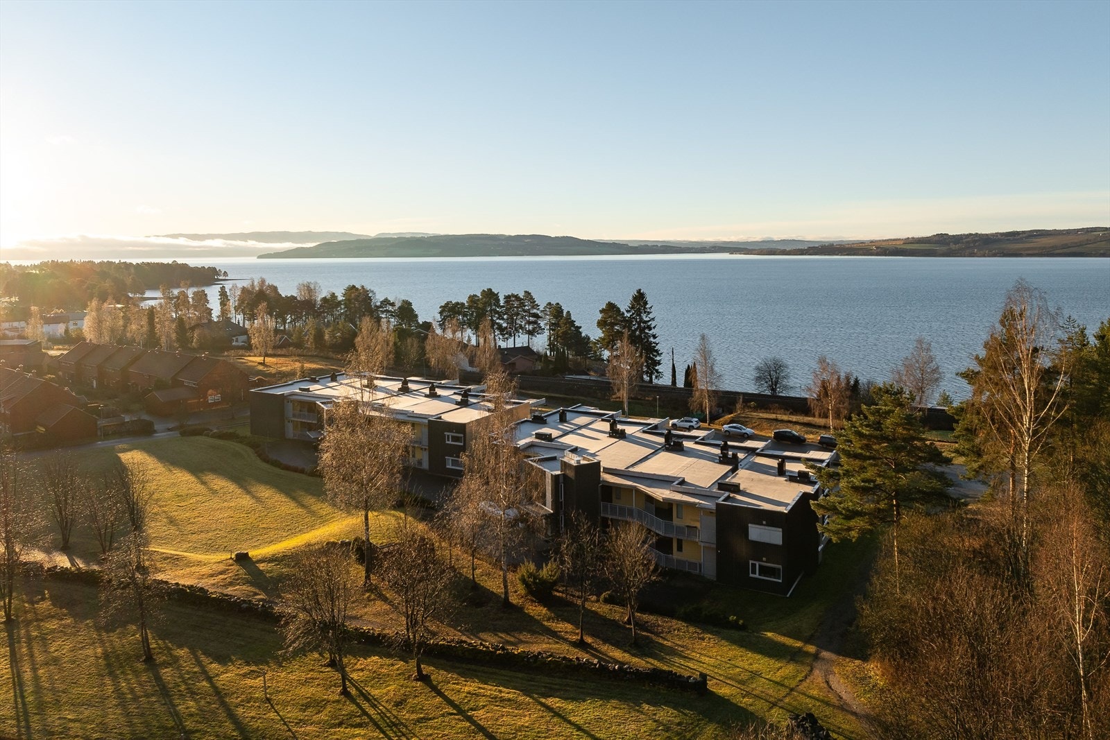 Leiligheten ligger på et etablert boligområde på Hamar vest med nærhet til både skoler, barnehager, butikker og turområder. Det er ca. 3 km til Hamar sentrum. Galleribilde