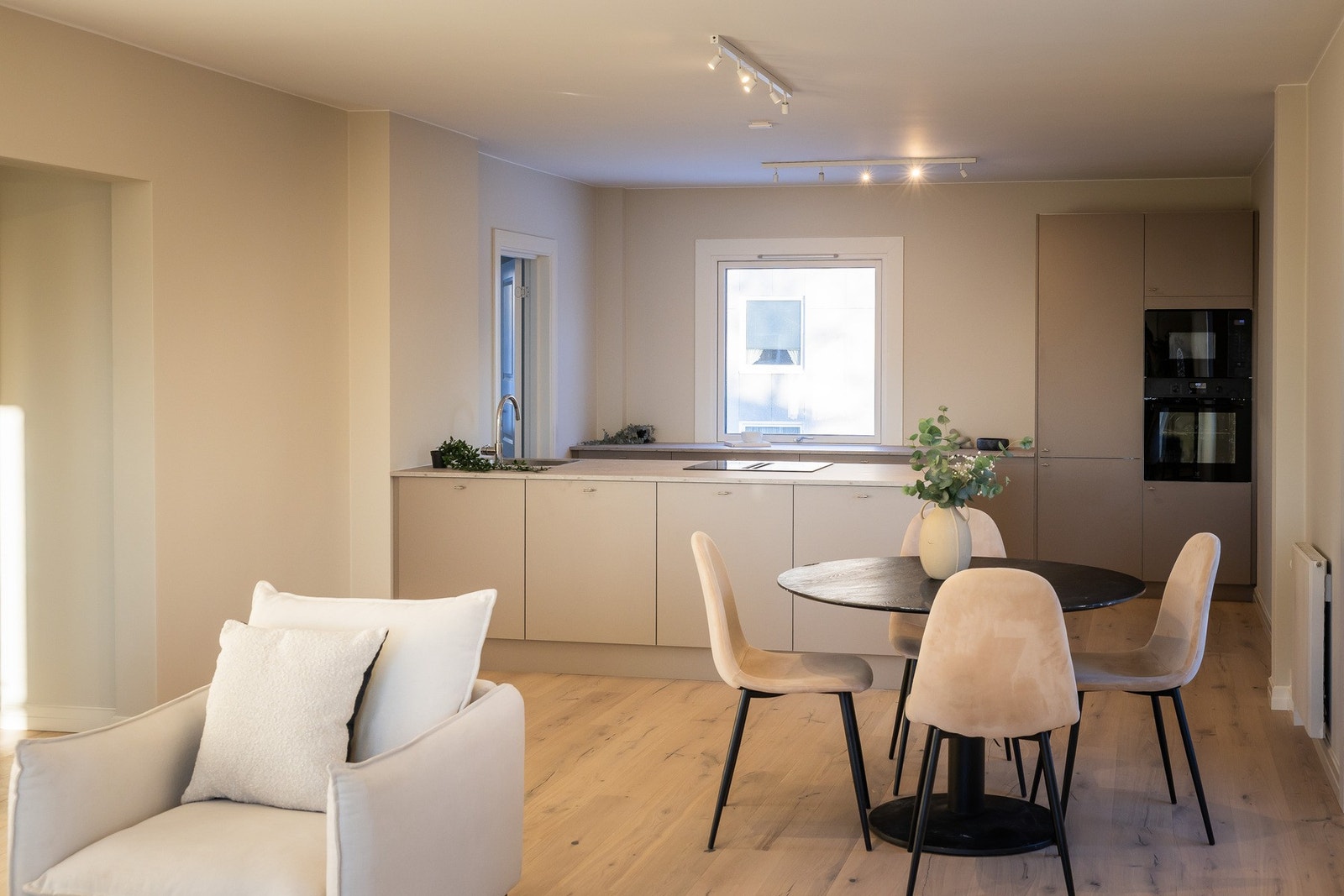 Smakfullt kjøkken fra 2025. Galleribilde