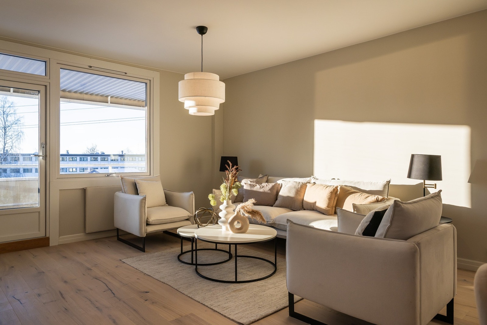 Planløsningen er velbalansert med tydelig skille mellom sosiale oppholdsrom og private soner. Galleribilde