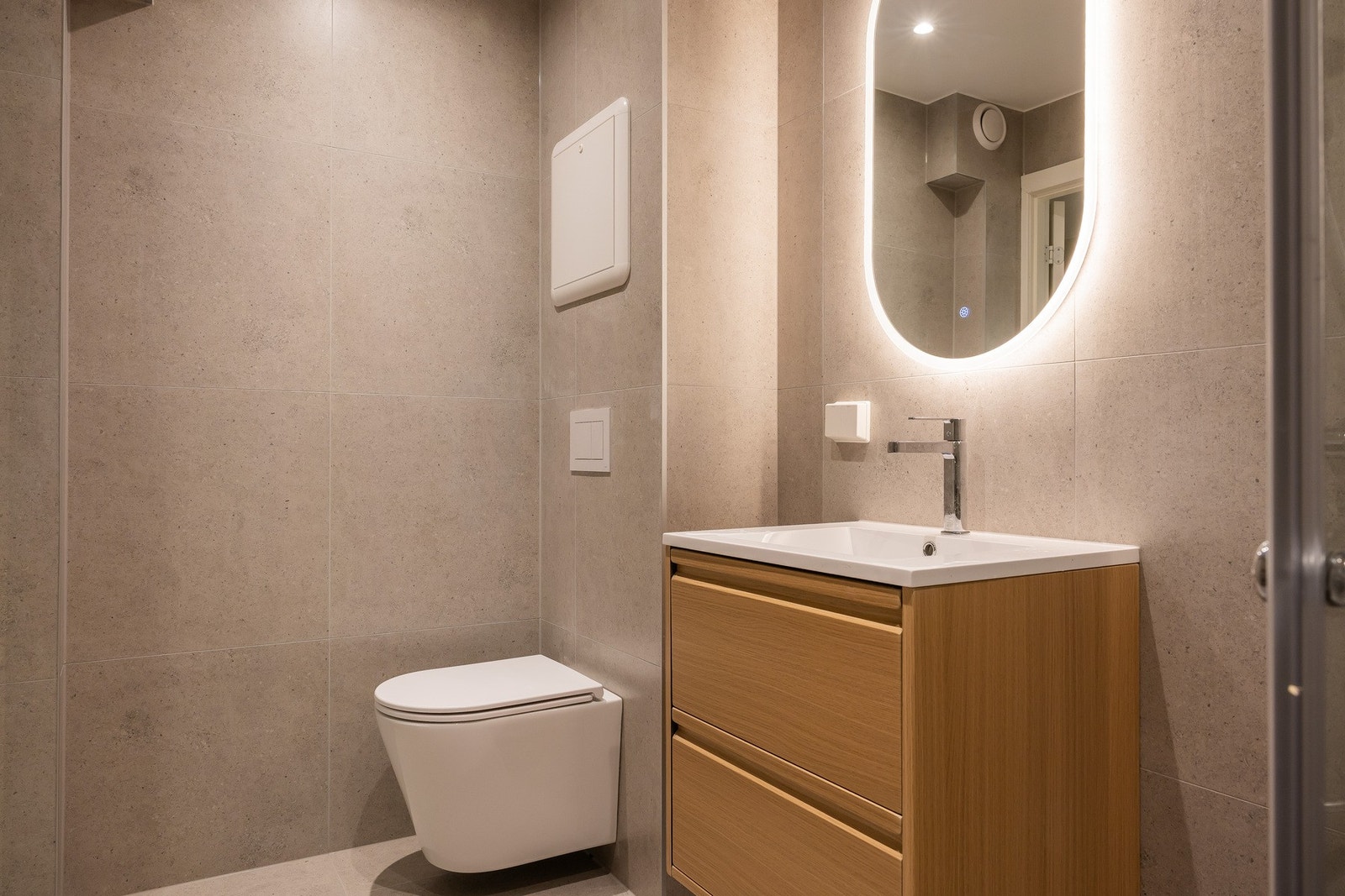 Det er tilrettelagt for vaskemaskin. Videre er det elektriske varmekabler i gulv samt nedsenket himling med downlights. Galleribilde