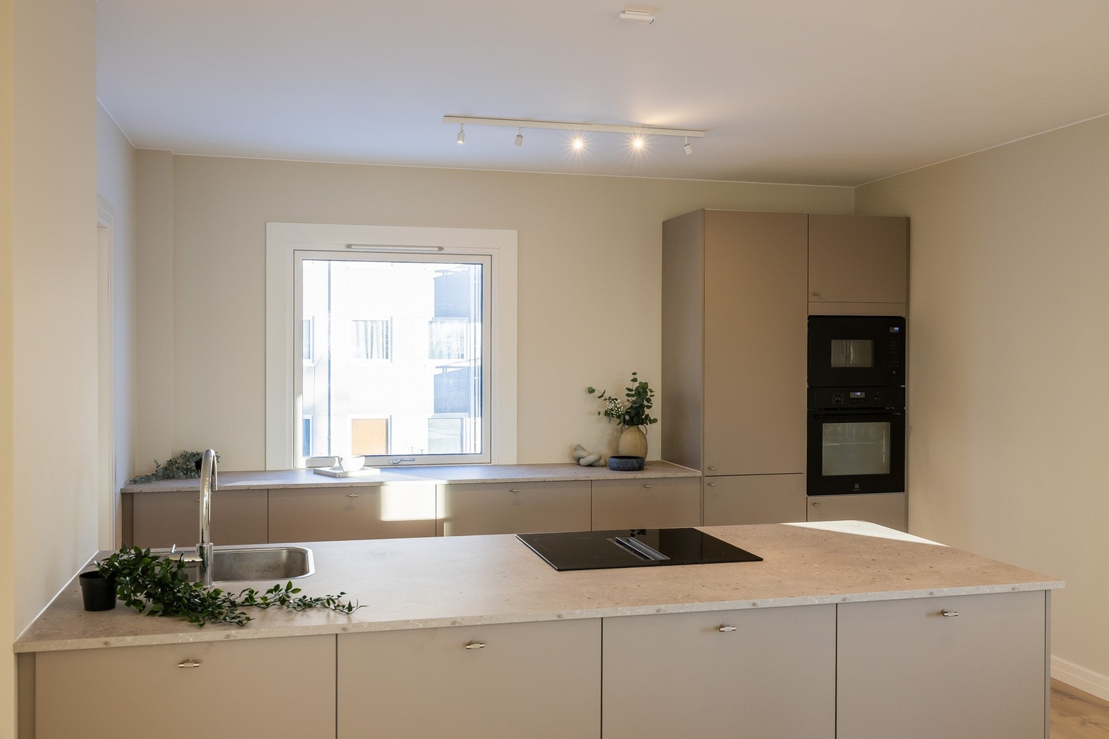 Innredningen har glatte fronter i beige utførelse, kombinert med laminat benkeplate, og byr på rikelig med skap- og oppbevaringsplass. Galleribilde