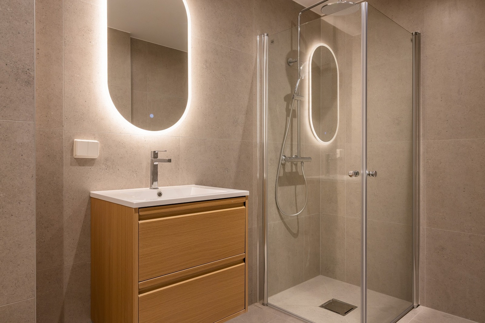 Lekkert bad fra 2025, hvor moderne løsninger møter tidløs eleganse. Galleribilde