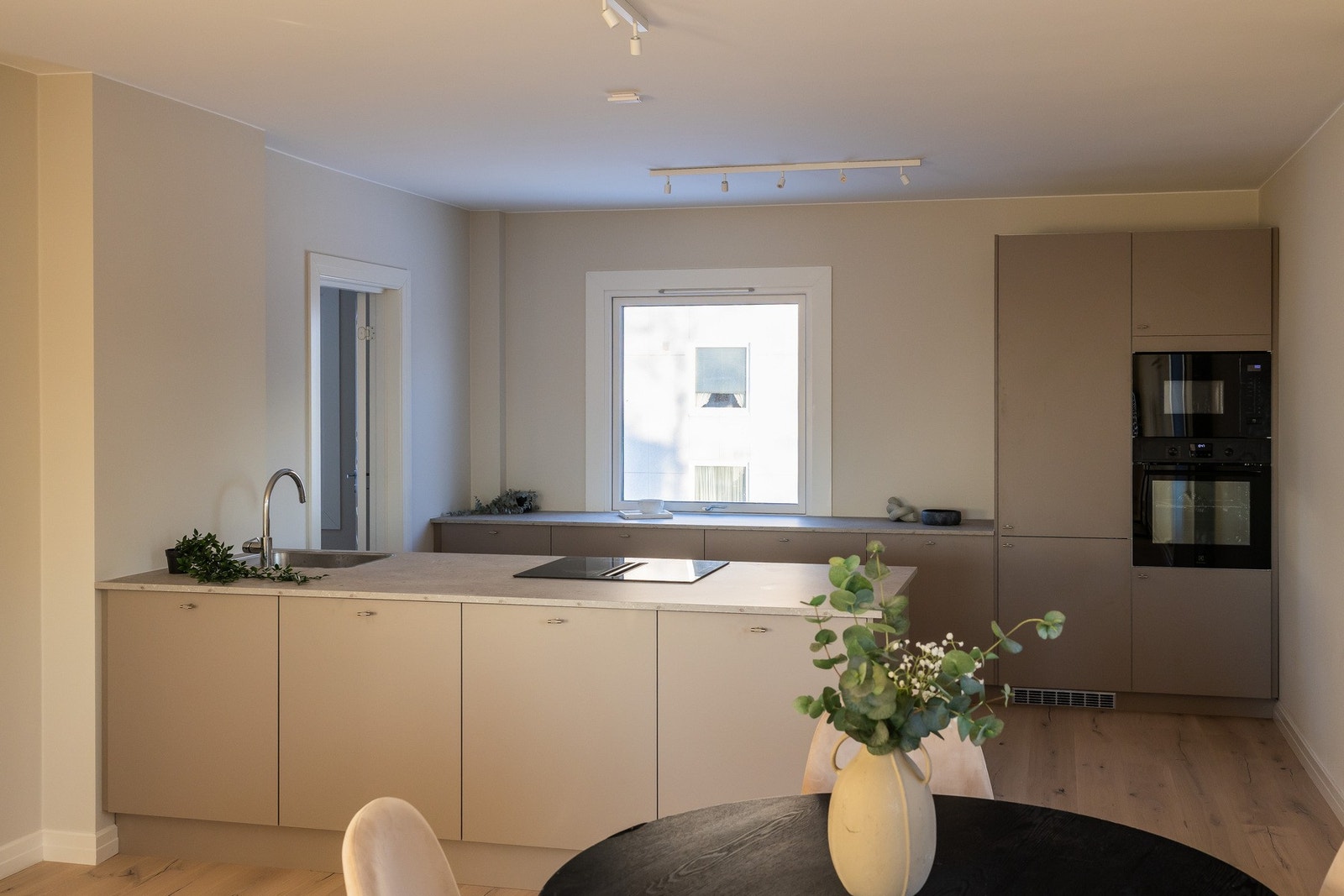 Kjøkkenøyen danner et naturlig samlingspunkt og er utstyrt med nedfelt induksjonstopp med integrert ventilator. Galleribilde