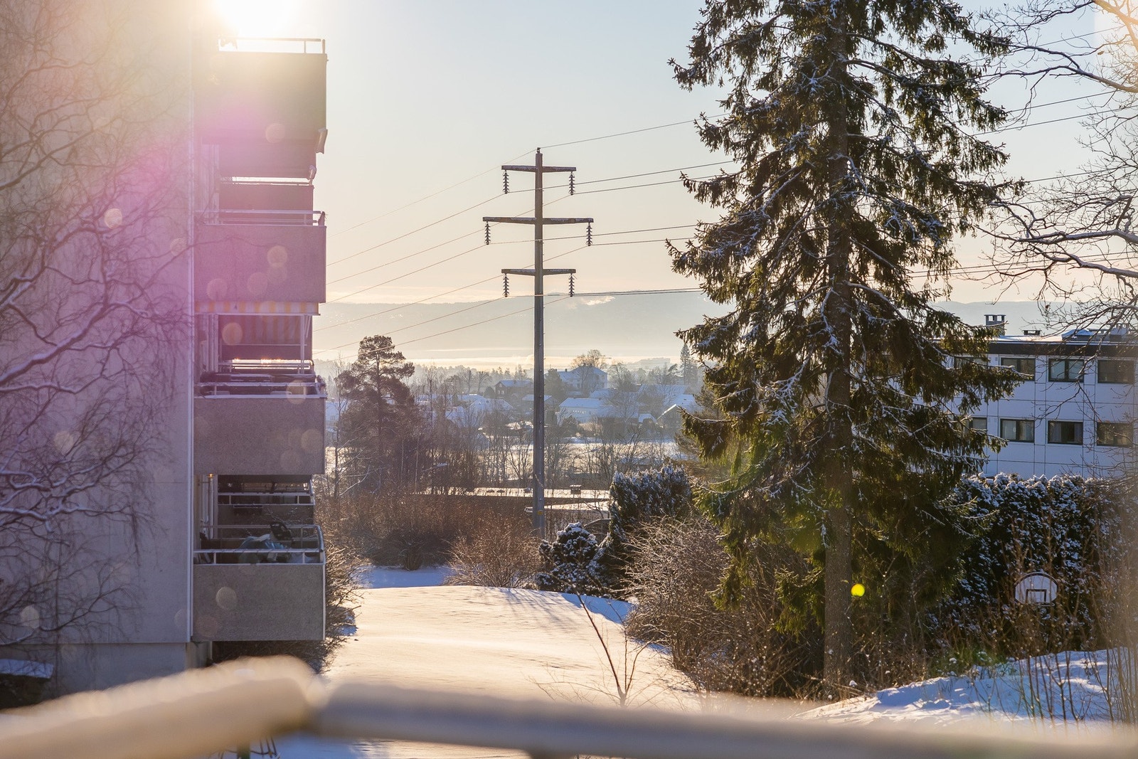 Fra balkongen får du noe sjøutsikt på sommerstid. Galleribilde