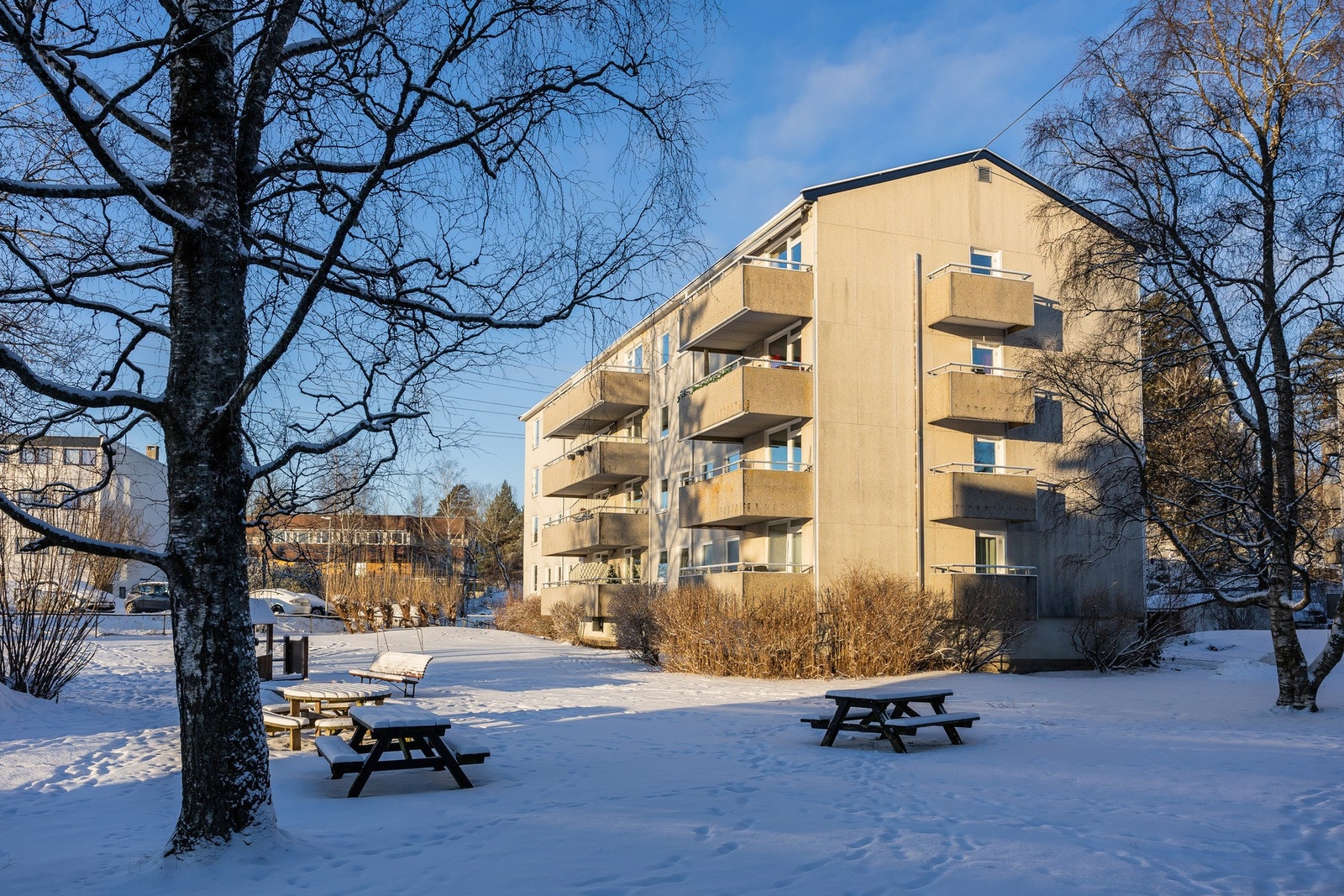Fra leiligheten er det gangavstand til T-bane, buss, dagligvarehandel, barnehager og skoler. Galleribilde