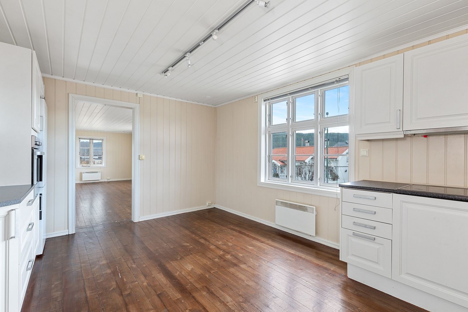 Kjøkken med god plass og muligheter for spisebord Galleribilde