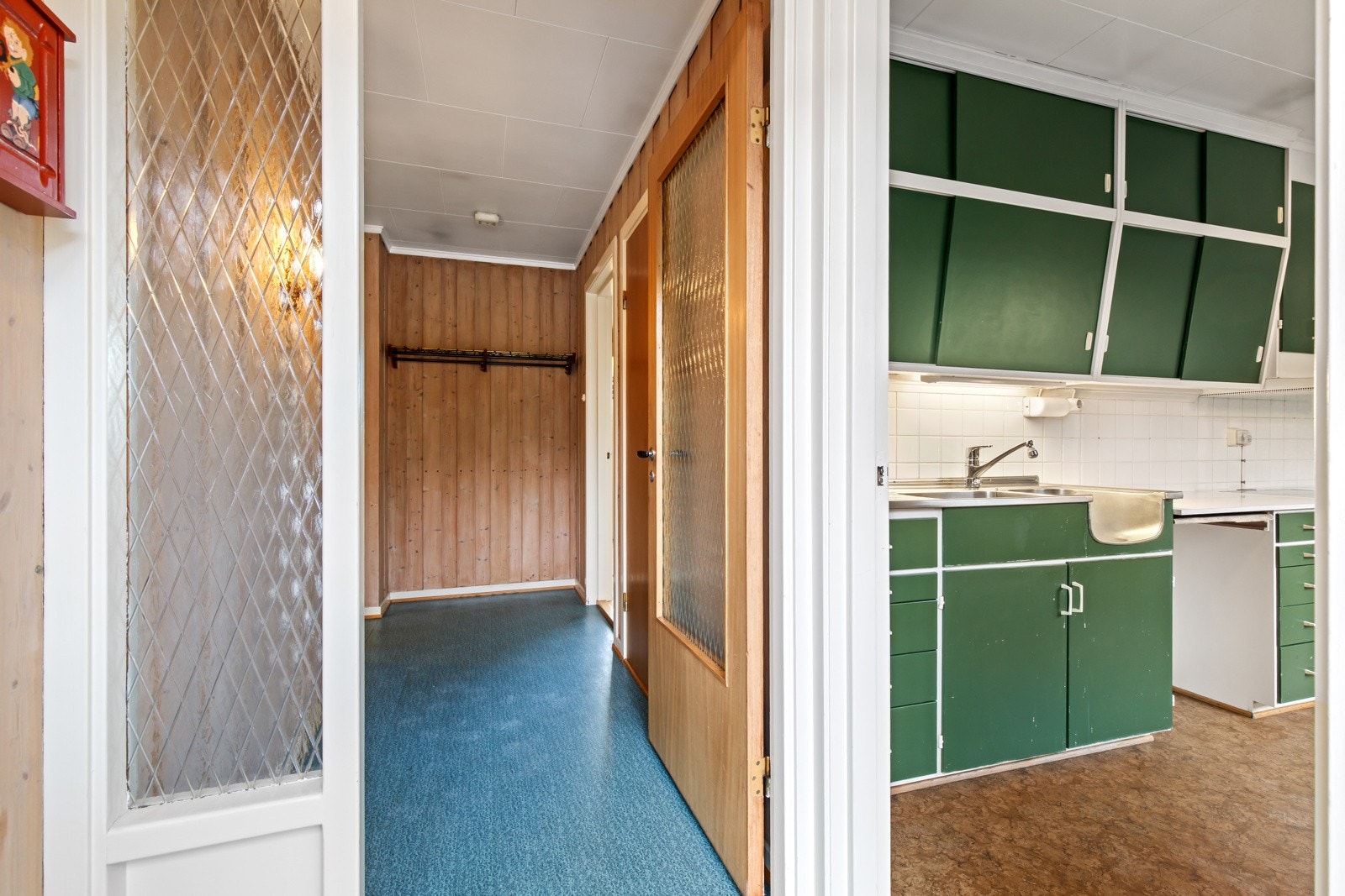 Enkel adkomst til kjøkkenet fra entré og gang Galleribilde