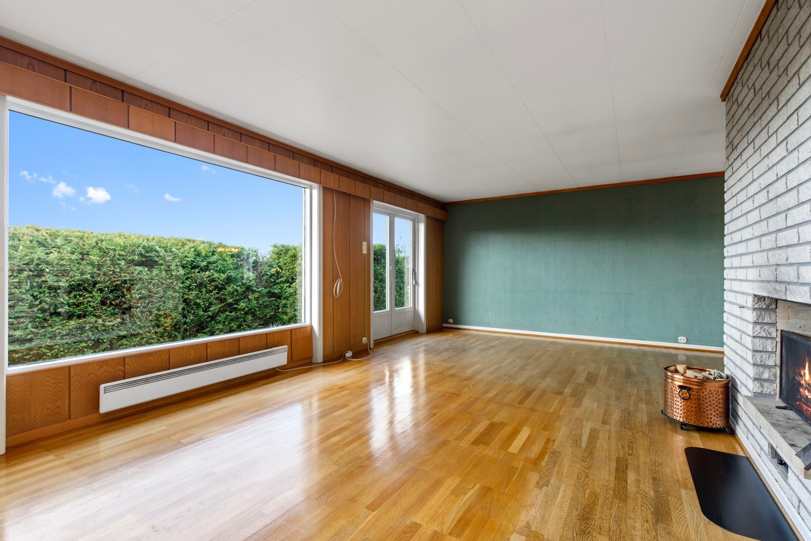 Store vindusflater slipper inn masse naturlig lys. Galleribilde