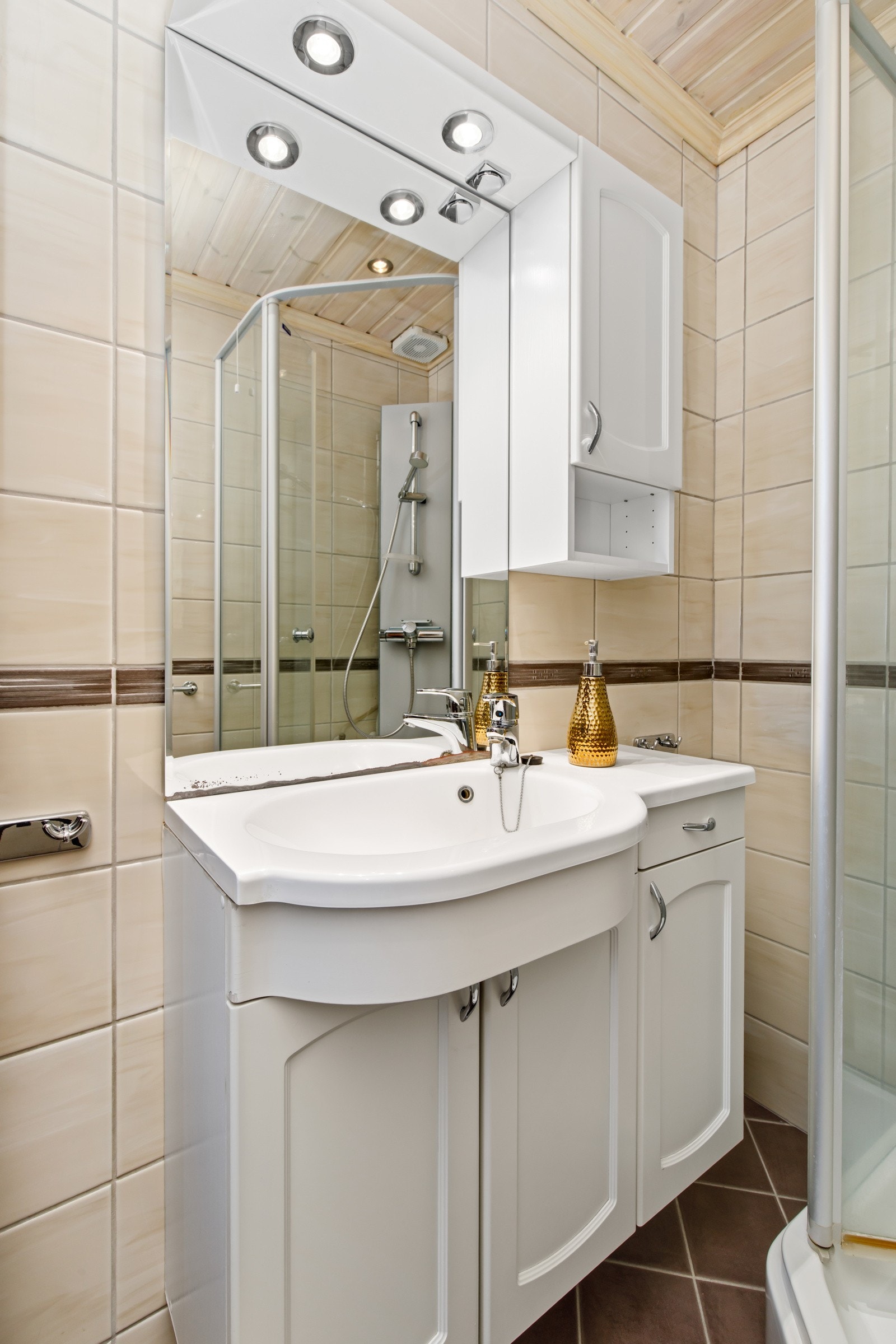 Innredning med servant og speil over Galleribilde