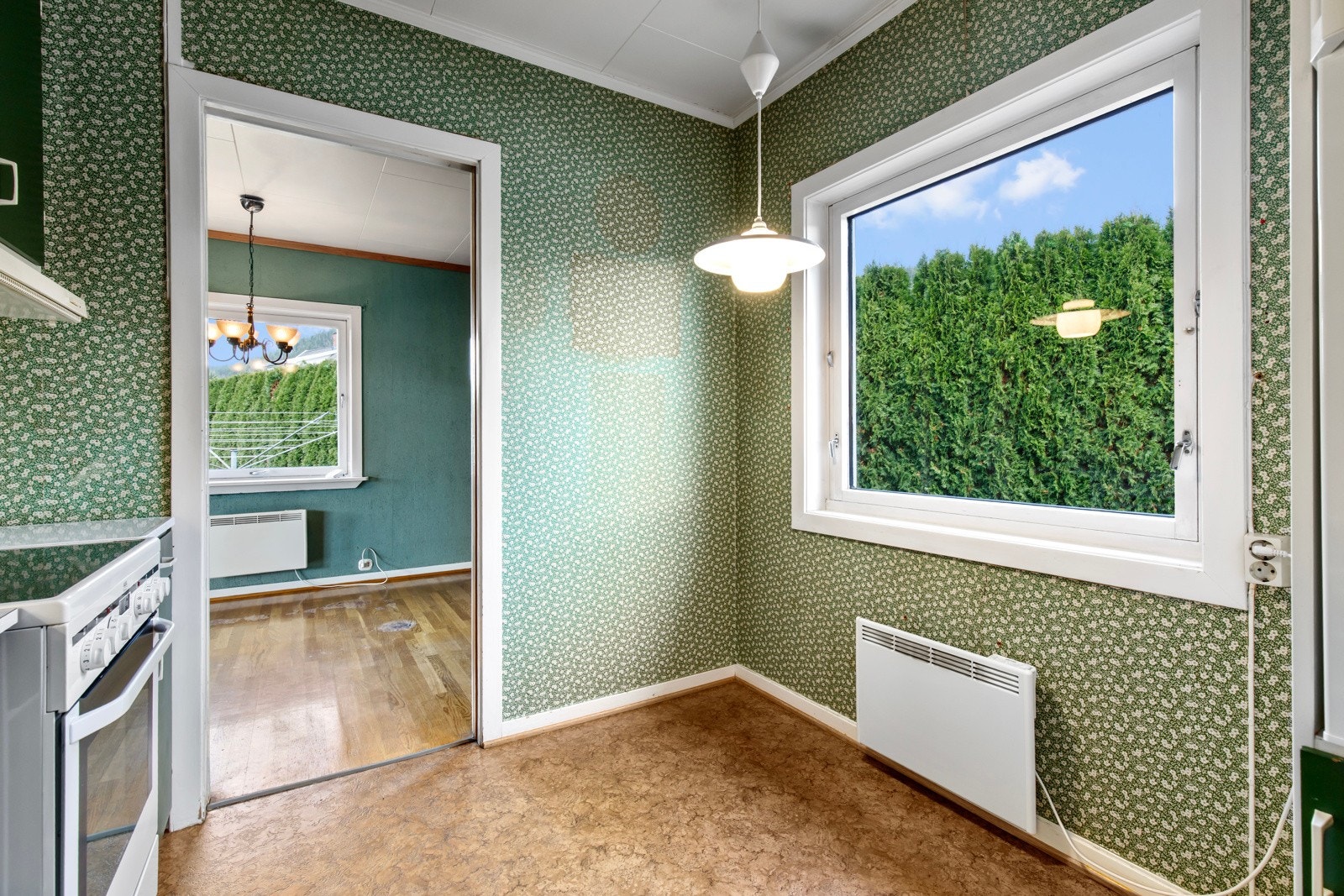 Kjøkken med plass til eget spisebord Galleribilde