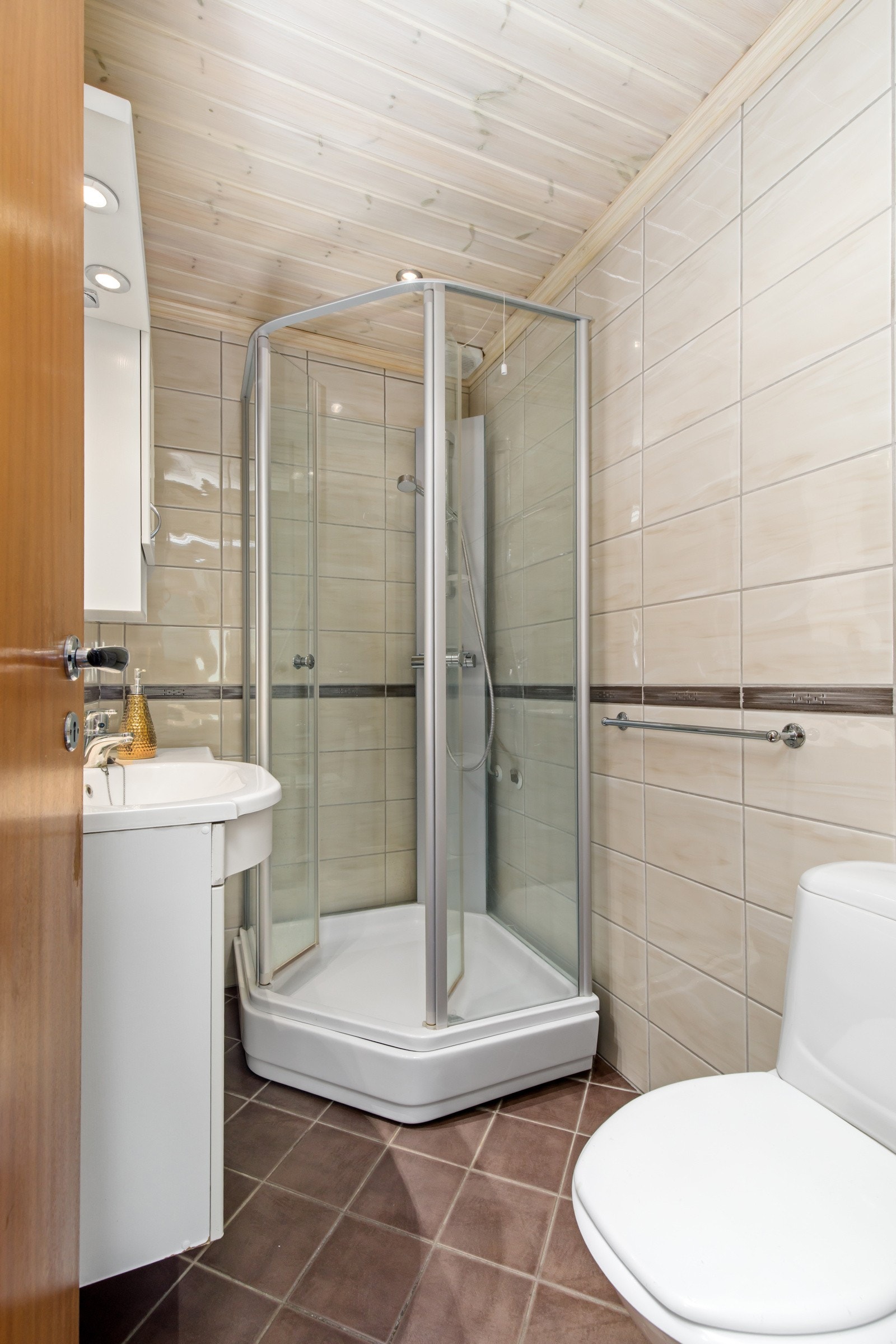 Bad med innredning med servant, dusjkabinett og wc. Galleribilde