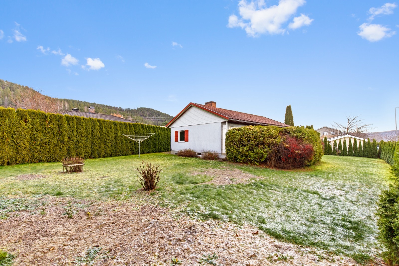 Tomten med boligen i bakkant Galleribilde