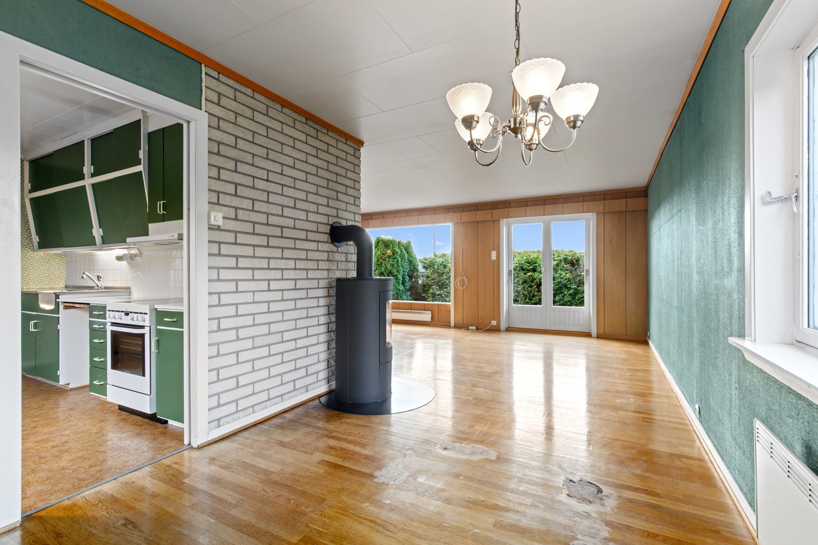 Fra kjøkkenet har man tilgang til spisestuen Galleribilde