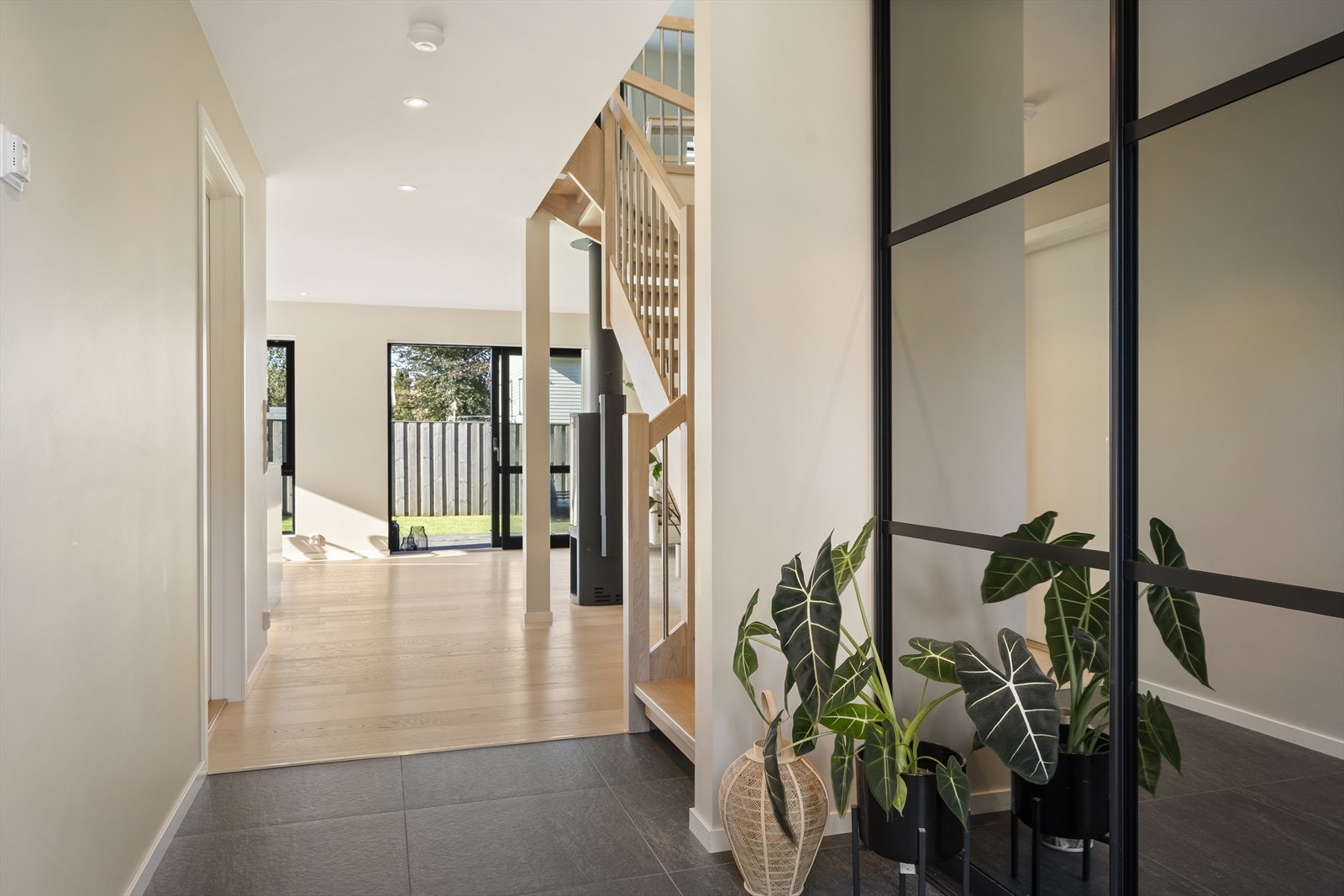 Skyvedørsgarderobe med rikelig plass til oppbevaring av yttertøy og sko. Galleribilde