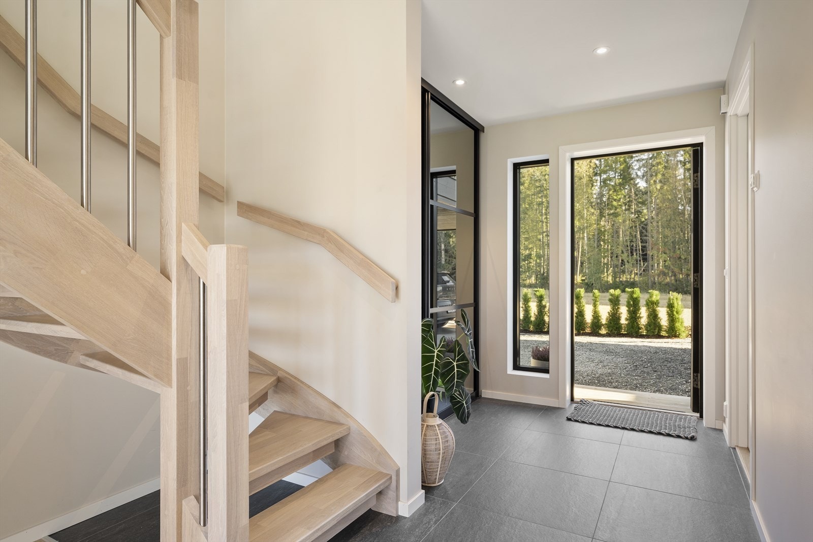 Romslig gang med flislagt gulv og gulvvarme. Galleribilde