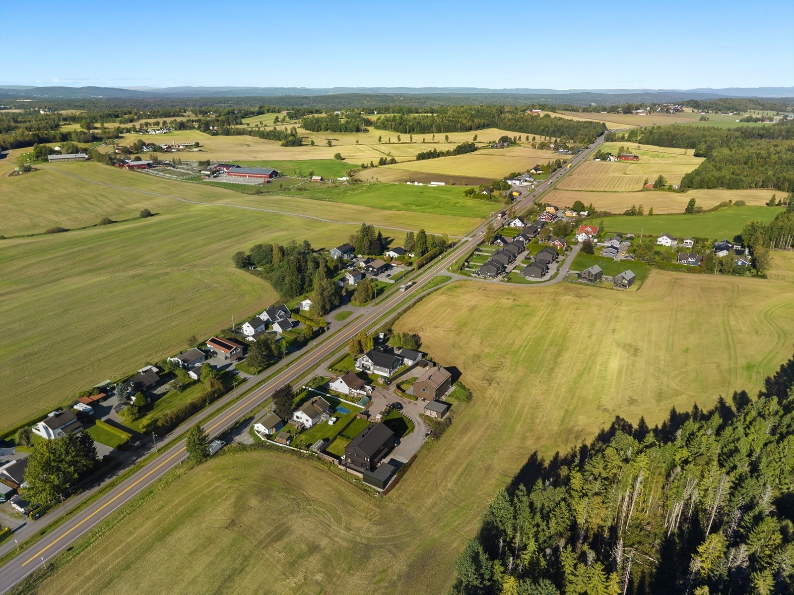 Beliggenheten er i tillegg svært pendlervennelig med Follobanen, hvor toget tar deg fra Ski stasjon til Oslo S på ca 12 minutter. Galleribilde
