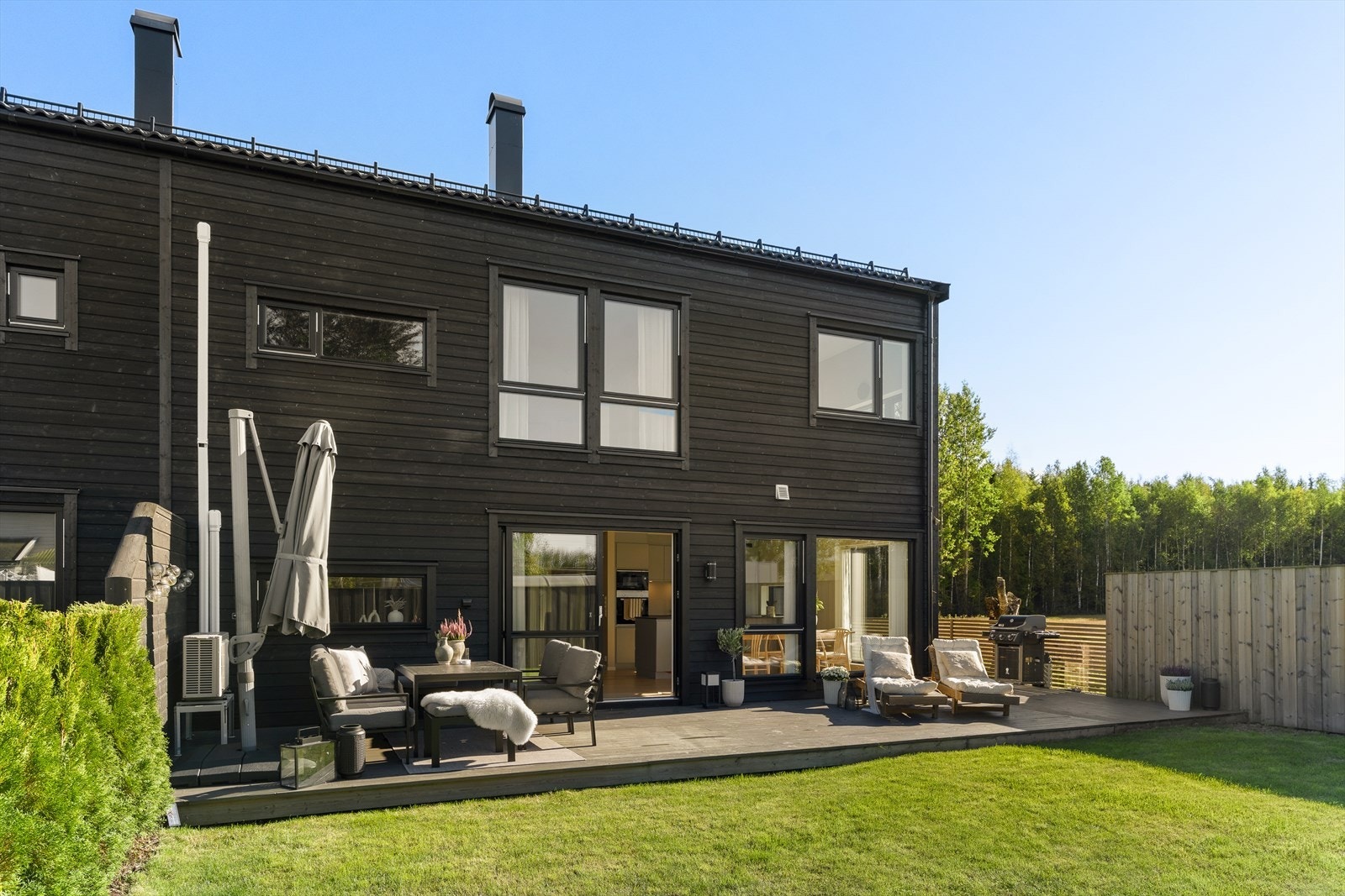 Terrassen har god plass til alt man måtte ønske av utemøbler. Galleribilde