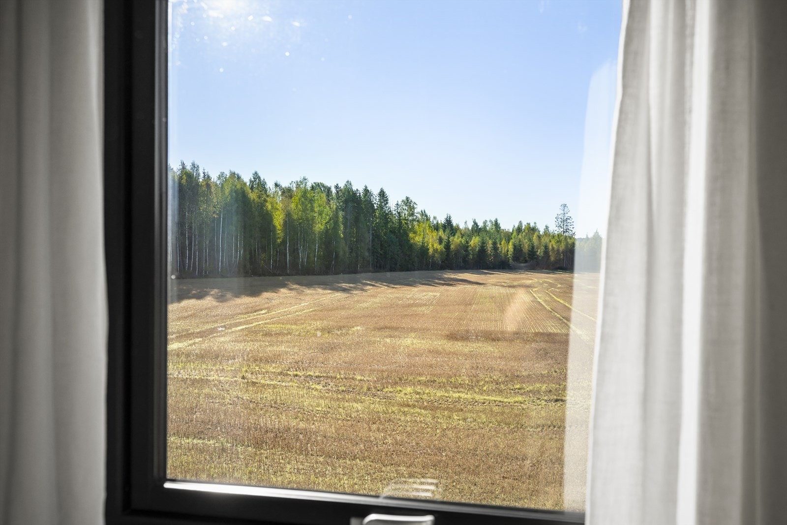 Flott utsikt mot omkringliggende jordbruks- og friarealer. Galleribilde