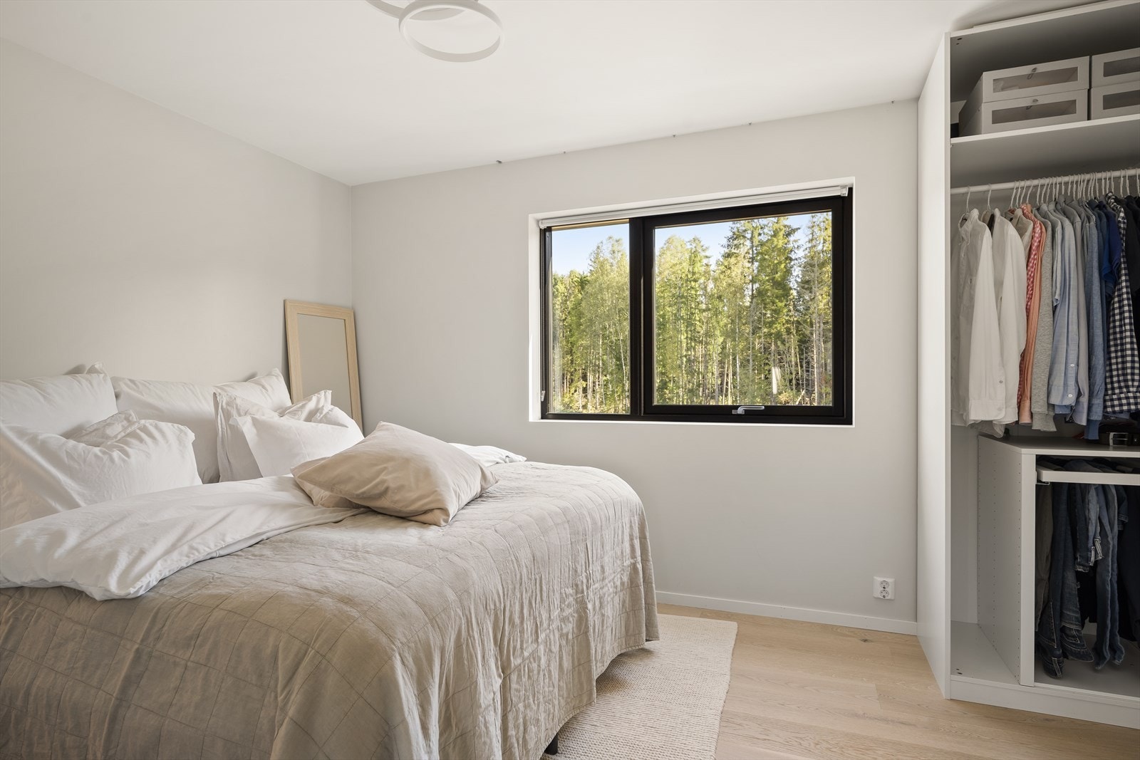 Hovedsoverommet har god plass til dobbeltseng og egen nisje for garderobeløsning. Galleribilde