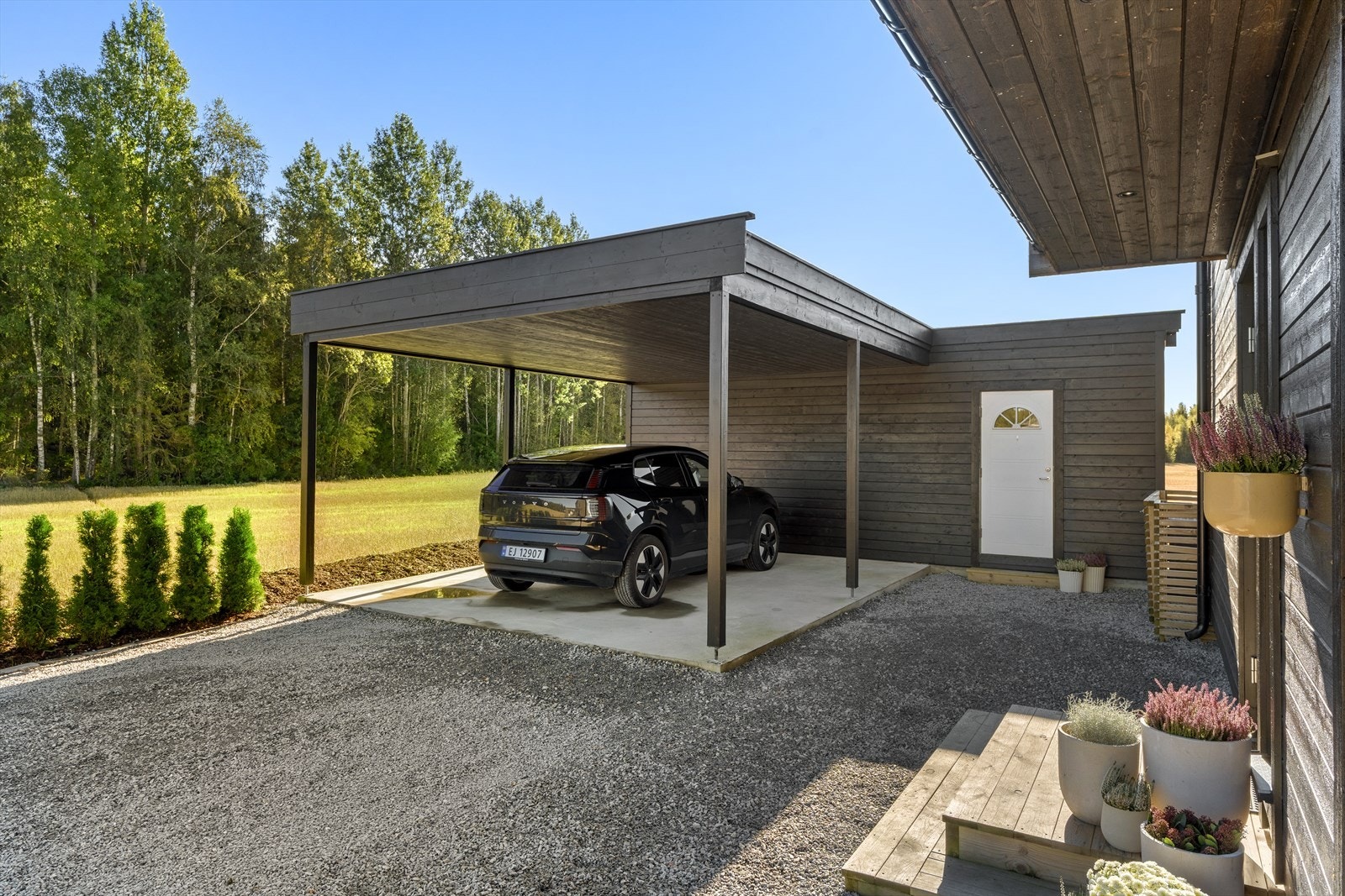 Carport med tilhørende sportsbod gir praktisk lagringsplass. Galleribilde