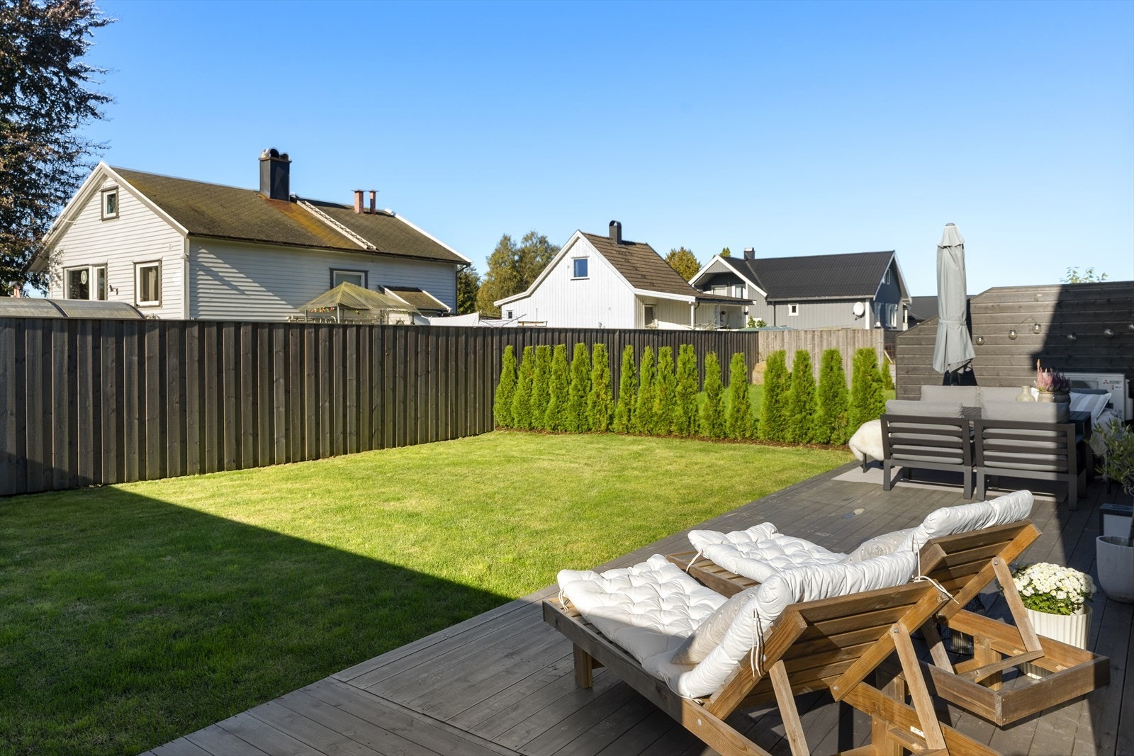 Hagen er pent innrammet med hekk og gjerder som gir et privat preg. Galleribilde