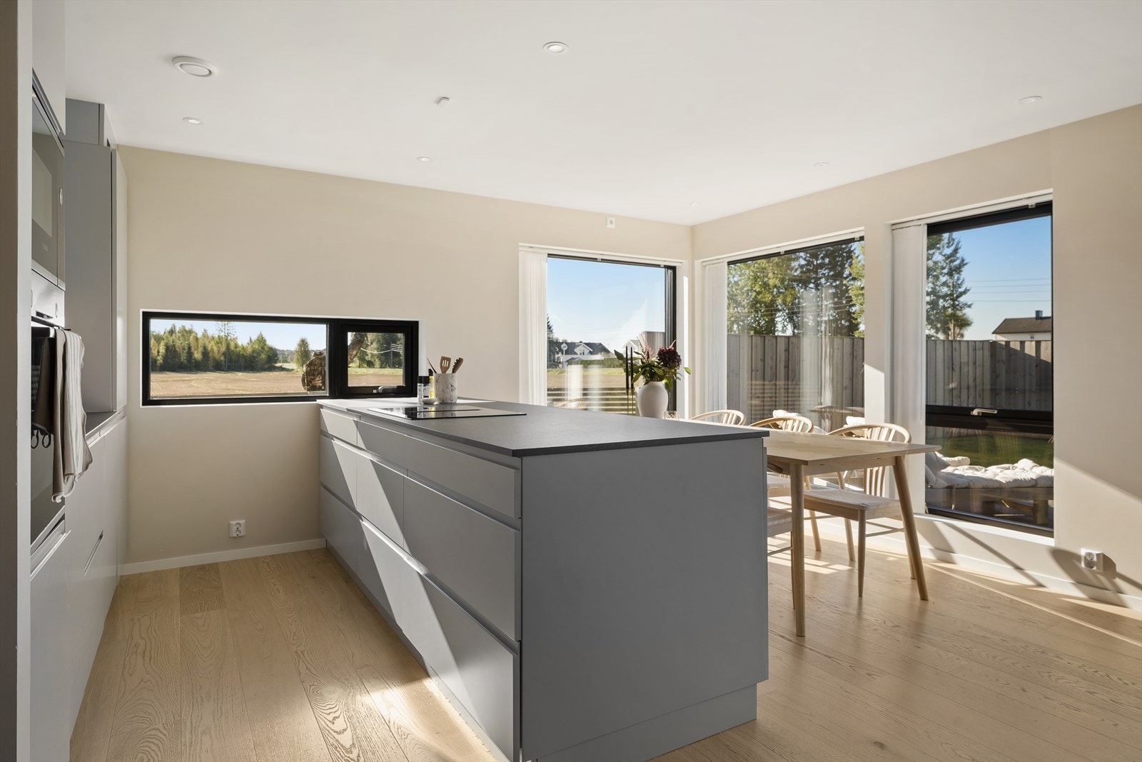 Store vindusflater gir rikelig med naturlig lys og en luftig romfølelse. Galleribilde