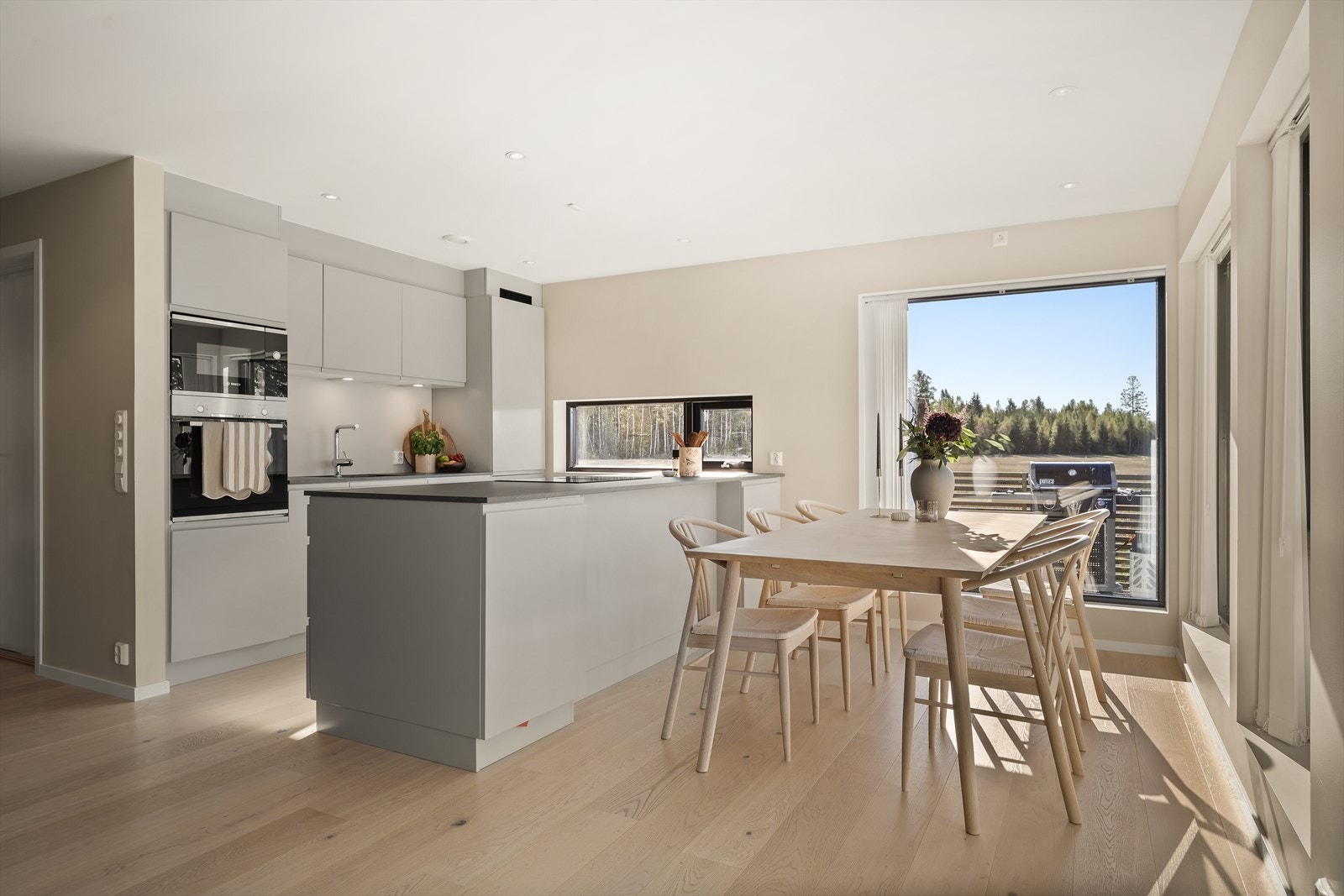 Romslig kjøkkenøy med ekstra benkeplass og oppbevaring. Galleribilde