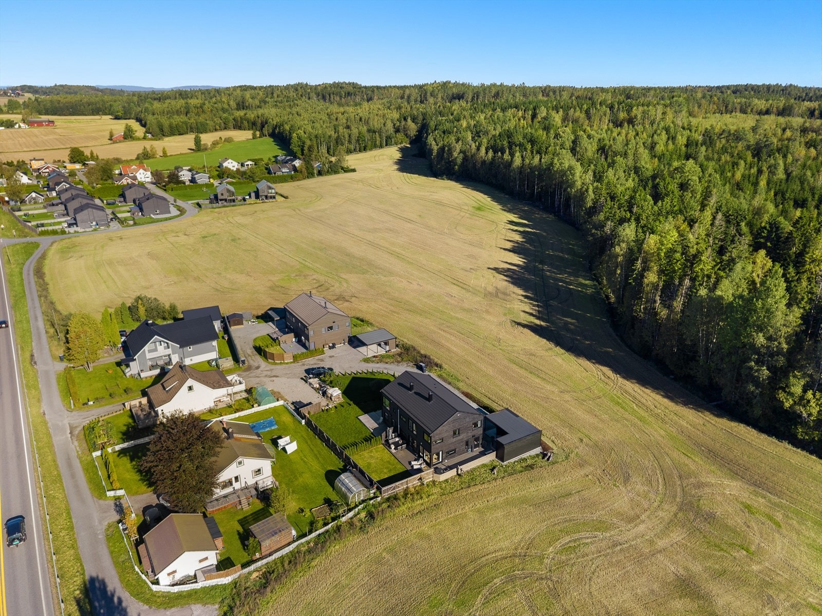 Boligen har en flott plassering i landlige omgivelser. Her får du gleden av umiddelbar nærhet til vakre tur- og rekreasjonsområder, så vel som kort vei til barnehager, skoler, idrettsanlegg og sentrumsområdene i Vinterbro, Ski og Ås. Galleribilde