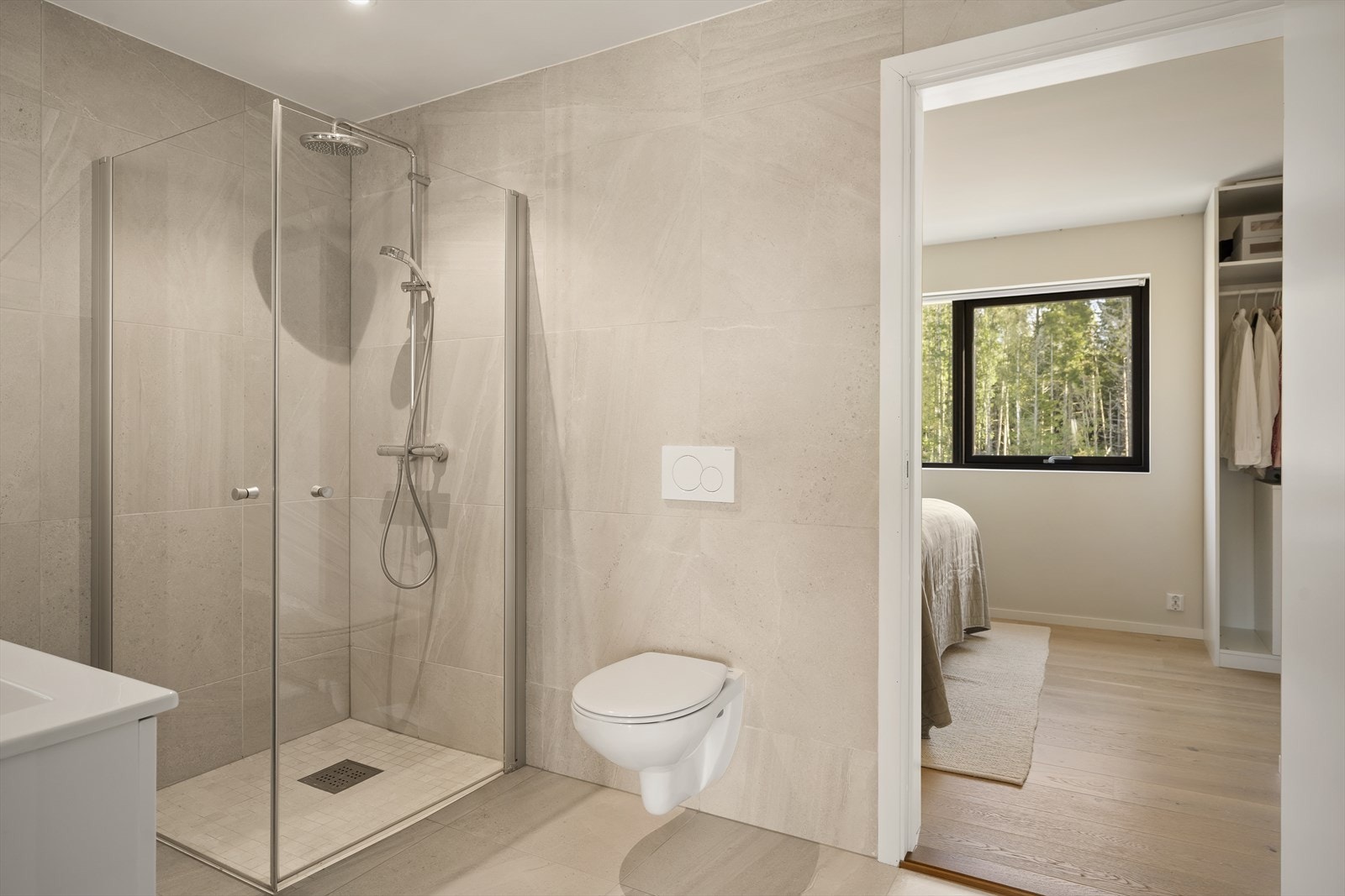 Badet i 2.etasje ligger i direkte tilknytning til hovedsoverommet og loftstuen. Galleribilde